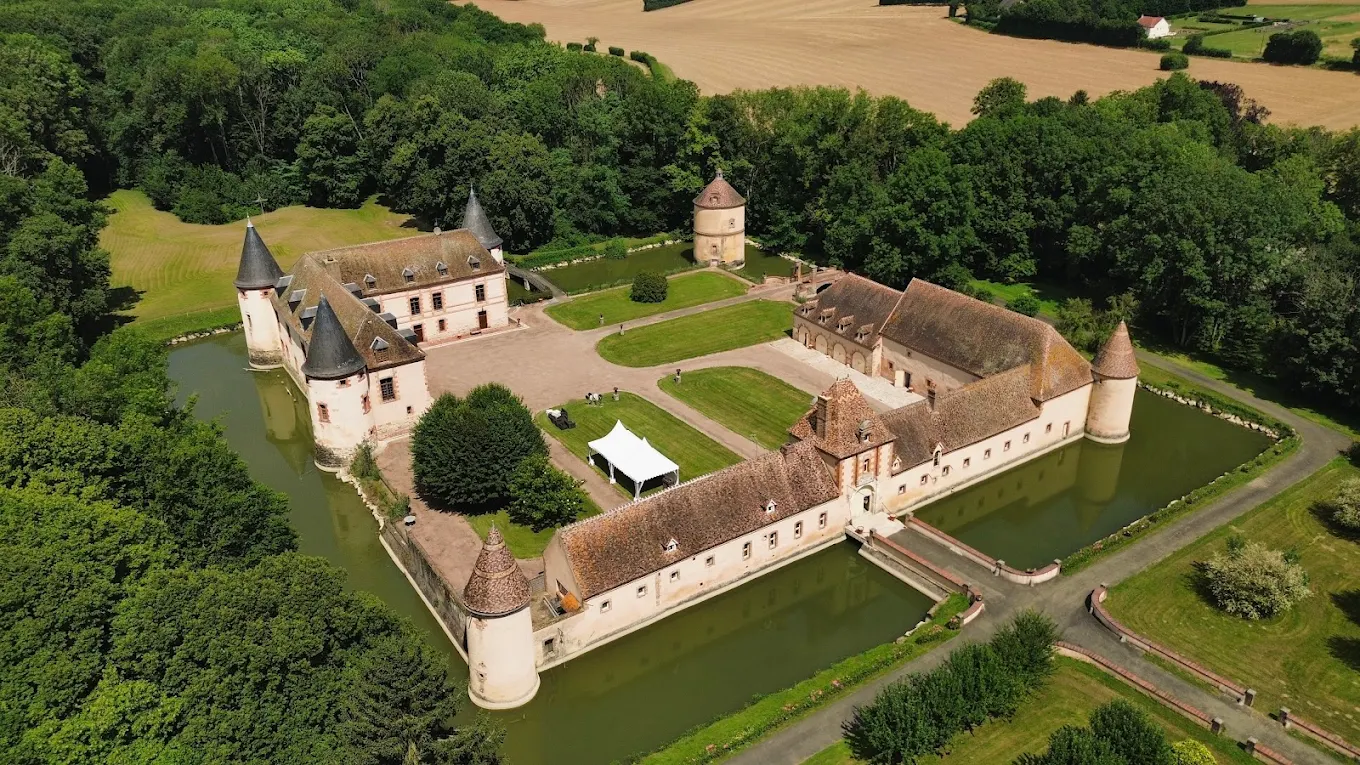 Vue du Château de Chevillon entouré de ses douves et de son parc
